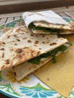 due panini su un piatto su un tavolo di Hotel Rondinella e Viola a Rimini