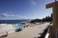 Una vista de una piscina y el océano. en Atlantic Beach Club, en Playa del Inglés