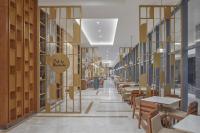 um corredor com mesas e cadeiras num restaurante em Grand Westside Manila Bay em Manilla