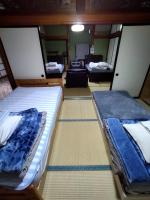 Private Room 1 Japanese Vintage House 4 Beds, Smoke Free, Free Parking Good to Travel for Tashiro Cats Islandにあるベッド
