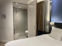 OZO Hotels Antares Airportにあるバスルーム