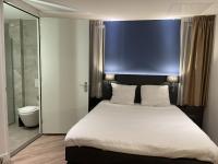 OZO Hotels Antares Airportにあるベッド
