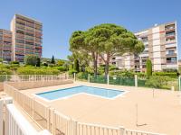 Bazén v ubytovaní Apartment Les Côteaux du Préconil-5 by Interhome alebo v jeho blízkosti