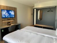 OZO Hotels Antares Airportにあるベッド