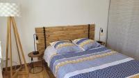 Een bed of bedden in een kamer bij GRAIN DE SABLE 600m des plages et commerces ,v&eacute;los, WIFI , Parking