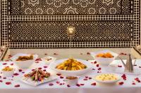 uma mesa com tigelas de comida numa mesa em Riad Sybil Boutique Hotel em Marraquexe