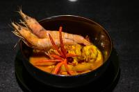 Un tazón de comida con un camarón encima en Big Sun Residences By iRETREAT, en Ko Yao Noi