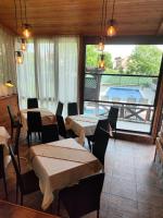 een restaurant met tafels en stoelen en een zwembad bij Twin House in Ognyanovo