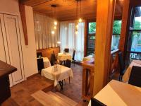 een restaurant met 2 tafels, stoelen en ramen bij Twin House in Ognyanovo