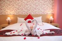 two swans made into hearts are sitting on a bed at Plentiful-Inn Kenting in Hengchun South Gate
