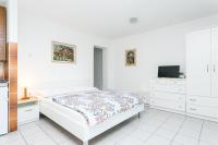 Posteľ alebo postele v izbe v ubytovaní Seaside apartments with a swimming pool Okrug Gornji, Ciovo - 11374