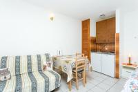 Kuchyňa alebo kuchynka v ubytovaní Seaside apartments with a swimming pool Okrug Gornji, Ciovo - 11374