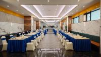 un salón de banquetes con mesas azules y sillas blancas en Hangzhou Haixin Hotel, en Hangzhou