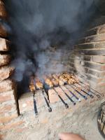 una griglia con un sacco di cibo che cuoce di Kardanakhi Estate a Anaga