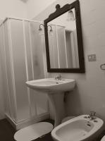 A bathroom at Comeacasatua