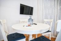 Televízia a/alebo spoločenská miestnosť v ubytovaní Penta Apartments