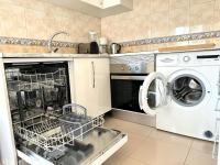 A kitchen or kitchenette at Benalroma a 50 metros de la playa!