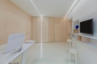Televízia a/alebo spoločenská miestnosť v ubytovaní Fiveplace Design Suites & Apartments