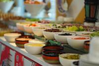 ドバイにあるResivation Hotelのテーブルの上に盛り付けられたビュッフェ