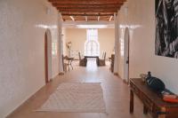 een hal met een woonkamer en een tafel bij Villa Soun dans la campagne d'ESSAOUIRA in Souk el Had du Drâa