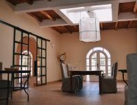 een eetkamer met een tafel en stoelen en een dakraam bij Villa Soun dans la campagne d'ESSAOUIRA in Souk el Had du Drâa