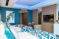 TV a/nebo společenská místnost v ubytování Royal Wings Hotel