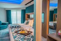Postel nebo postele na pokoji v ubytování Royal Wings Hotel