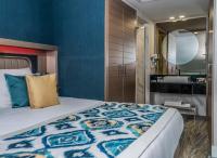 Postel nebo postele na pokoji v ubytování Royal Wings Hotel