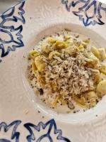 un plato de comida con pasta en una mesa en Locanda la Rocca Residenza d'Epoca, en Fossombrone