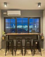 NYENYAK MRT Lebak Bulus Simatupang في جاكرتا: بار به أربعة مقاعد ومنضدة عليها جهاز كمبيوتر محمول