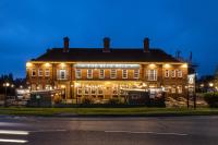 Un gran edificio con luces por la noche. en Blue Bell Lodge Hotel, en Middlesbrough