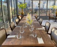 Cussey-les-ForgesにあるAuberge du Molveauの窓のある部屋にある長い木のテーブル