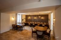 Cussey-les-ForgesにあるAuberge du Molveauの部屋にテーブルと椅子があるレストラン