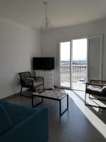 Televízia a/alebo spoločenská miestnosť v ubytovaní Superbe appartement avec vue sur mer et port, parking privé