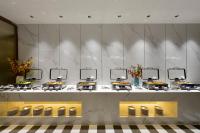 una peluquería con una fila de lavabos y espejos en Mehood Hotel Xi'an High-tech Software New City International Conference Center, en Xi'an