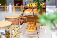 Un estante de pasteles y panes sobre una mesa en Mehood Hotel Xi'an High-tech Software New City International Conference Center, en Xi'an