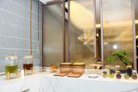 una línea de buffet con productos alimenticios en un mostrador en Mehood Hotel Xi'an High-tech Software New City International Conference Center, en Xi'an