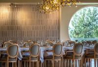 Habitación con mesa, sillas y lámpara de araña. en Domaine des Dryades, en Pouligny-Notre-Dame