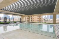 Bazén v ubytování GuestReady - Lux design with top skyline view nebo v jeho okolí