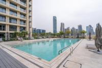 Bazén v ubytování GuestReady - Lux design with top skyline view nebo v jeho okolí