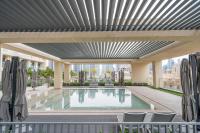 Bazén v ubytování GuestReady - Lux design with top skyline view nebo v jeho okolí