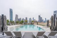 Bazén v ubytování GuestReady - Lux design with top skyline view nebo v jeho okolí