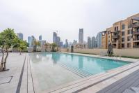 Bazén v ubytování GuestReady - Lux design with top skyline view nebo v jeho okolí