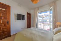 TV a/nebo společenská místnost v ubytování Casa con jardín, piscina, pista pádel