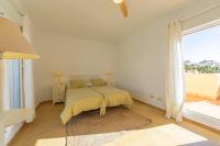 Postel nebo postele na pokoji v ubytování Casa con jardín, piscina, pista pádel