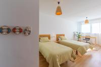Postel nebo postele na pokoji v ubytování Casa con jardín, piscina, pista pádel