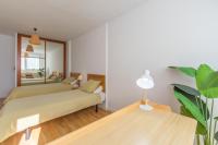 Postel nebo postele na pokoji v ubytování Casa con jardín, piscina, pista pádel