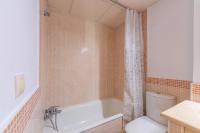 Koupelna v ubytování Casa con jardín, piscina, pista pádel