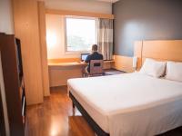 a man sitting at a desk in a hotel room at ibis Itu Plaza Shopping in Itu