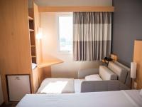 a small room with a bed and a couch at ibis Itu Plaza Shopping in Itu